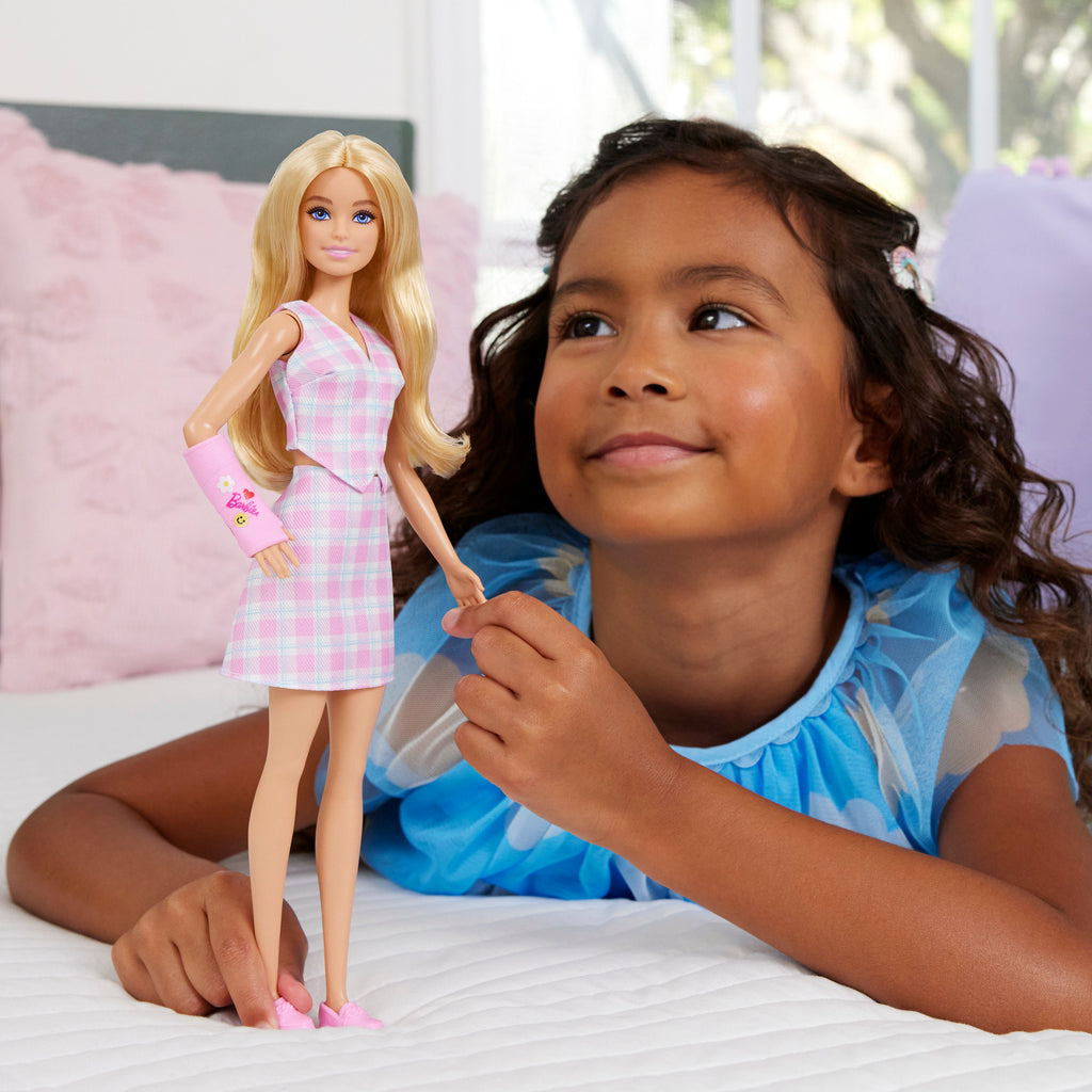 BARBIE madistė su rankos įtvaru (JJN56)
