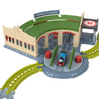 THOMAS & FRIENDS bėgių trasos rinkinys su lokomotyvų depu (JLL36)