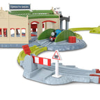 THOMAS & FRIENDS bėgių trasos rinkinys su lokomotyvų depu (JLL36)