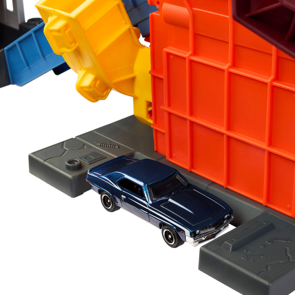 MATCHBOX MOVIE Smalley’s automobilių traiškymo garažas su trasa (JMG56)