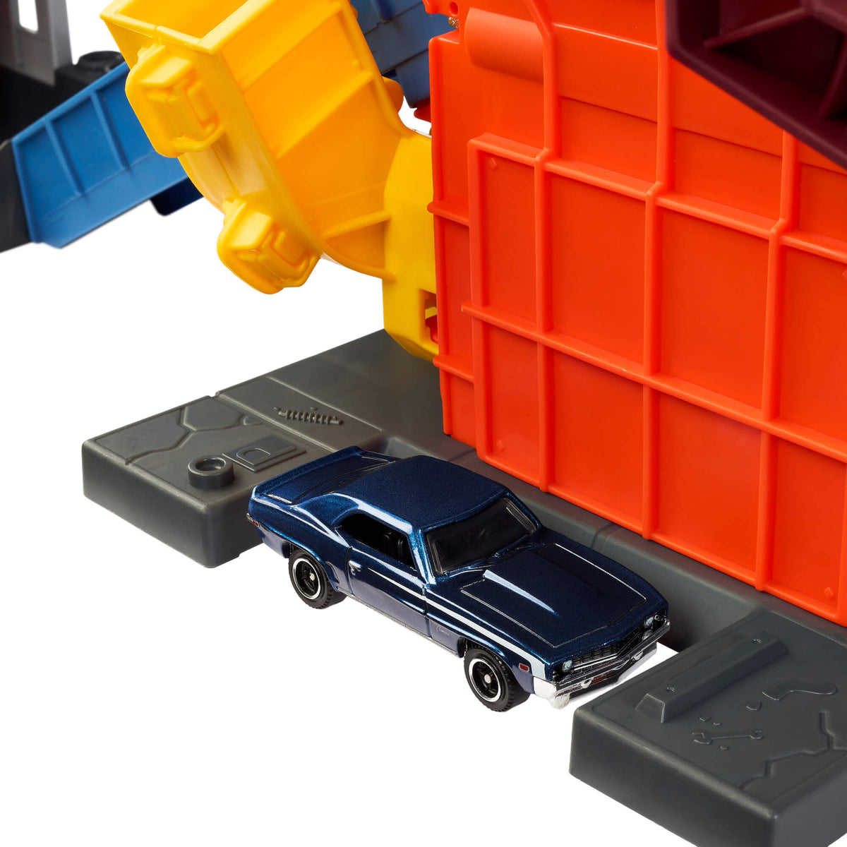 MATCHBOX MOVIE Smalley’s automobilių traiškymo garažas su trasa (JMG56)