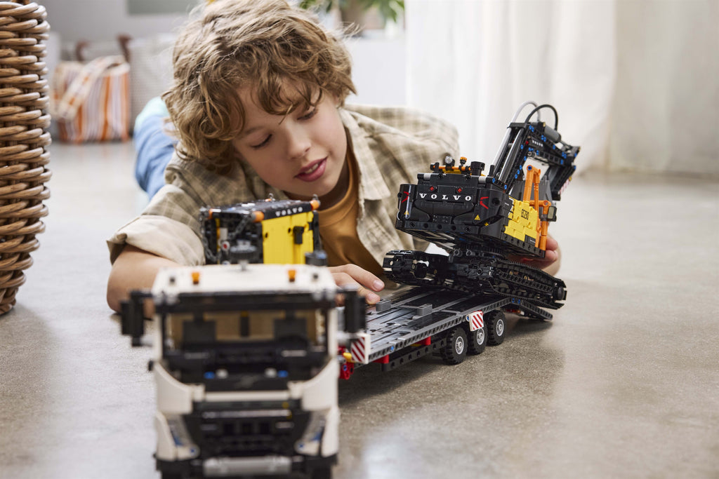 LEGO Technic 42175 Volvo FMX sunkvežimis ir EC230 elektrinis ekskavatorius