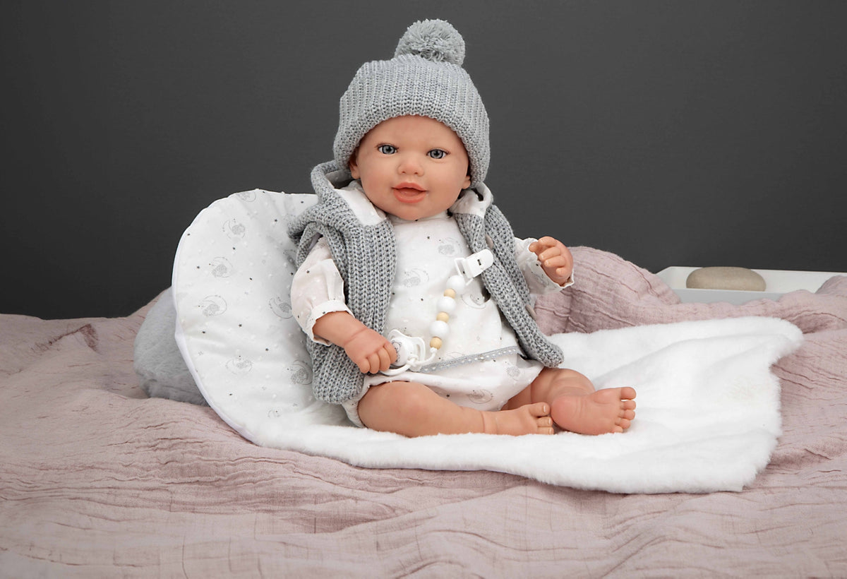 Arias Reborn kūdikėlis su pilkais rūbeliais, Daniela, 45 cm