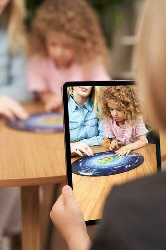 Interaktyvi medinė dėlionė Žemė-Kosmosas. LIETUVIŲ KALBA 80 detalių