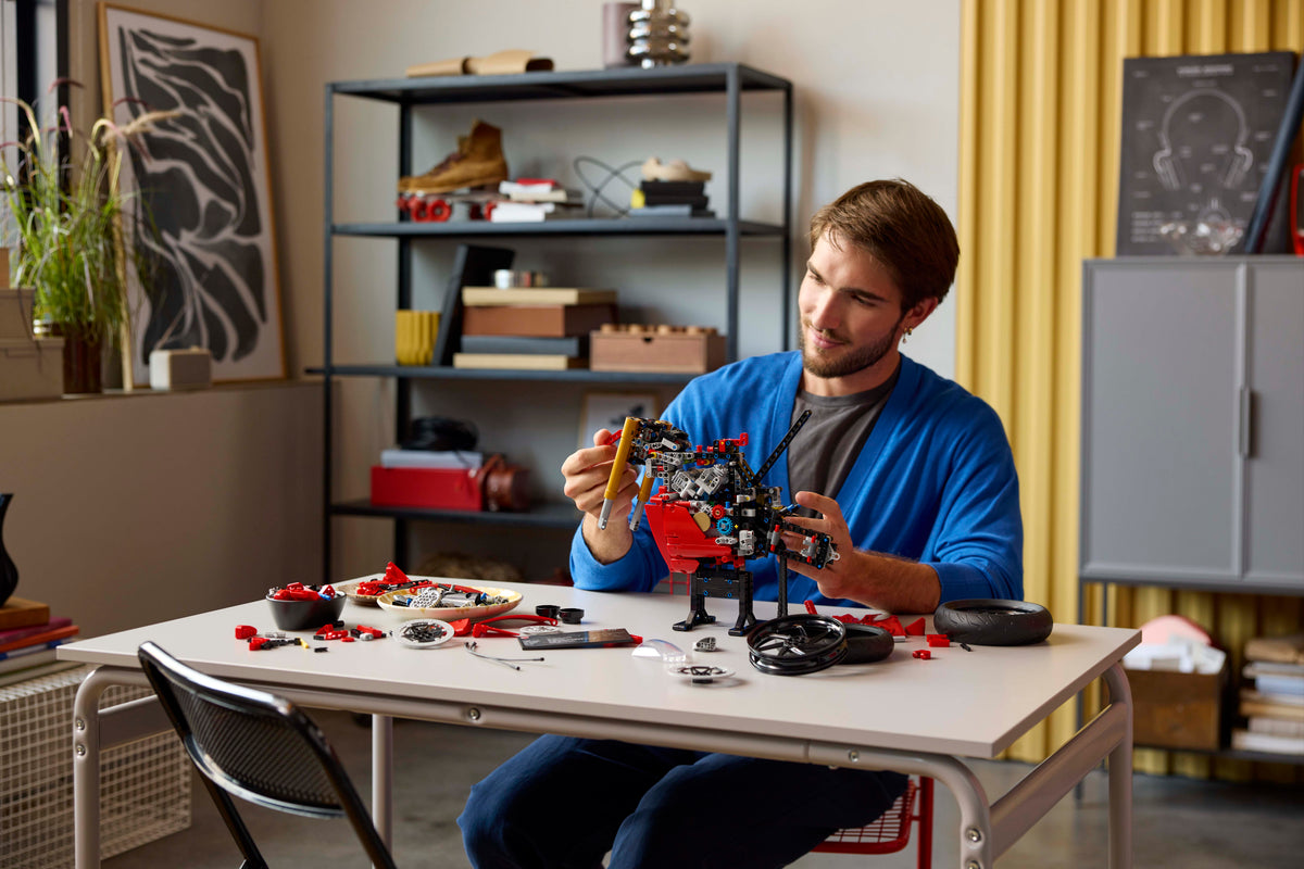 LEGO Technic 42202 Ducati Panigale V4 S motociklas