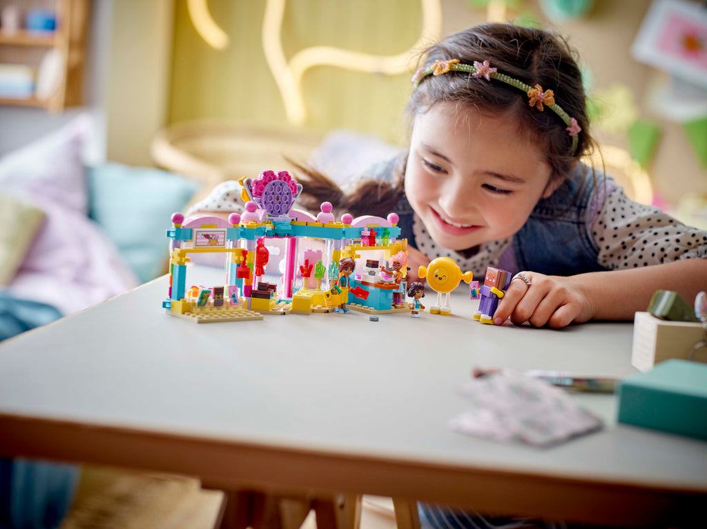 LEGO Friends 42649 Hartleiko miesto saldainių parduotuvė