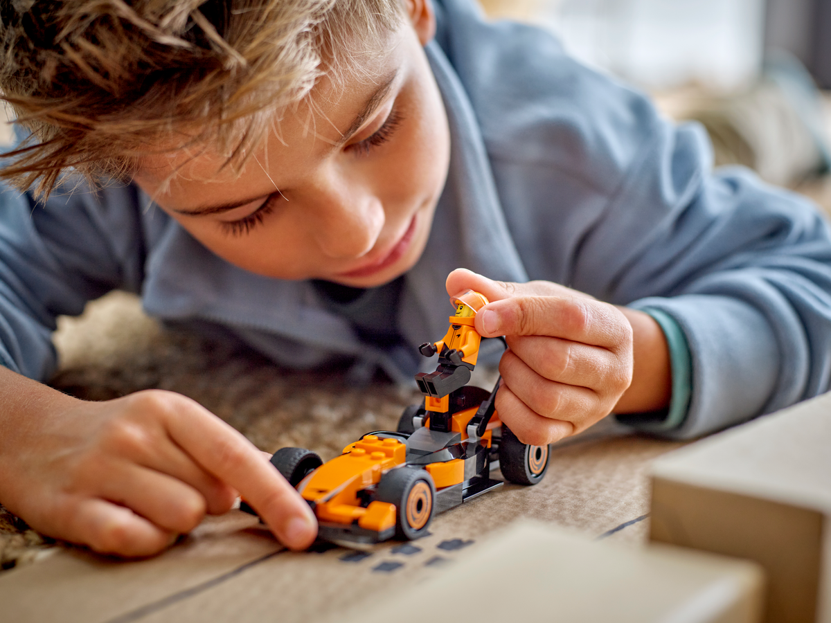 LEGO City 60442 F1 lenktynininkas su McLaren bolidu