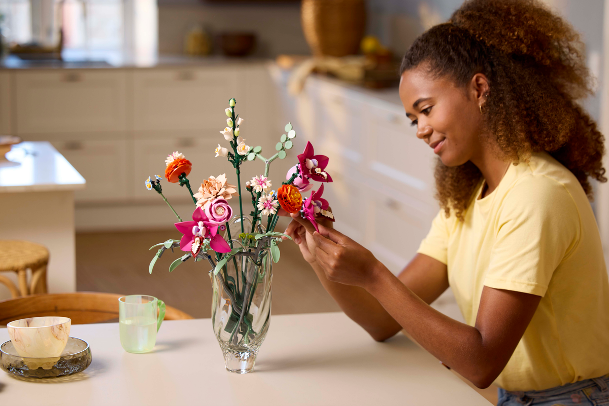 LEGO Botanicals 10342 Žavi rožinė gėlių puokštė