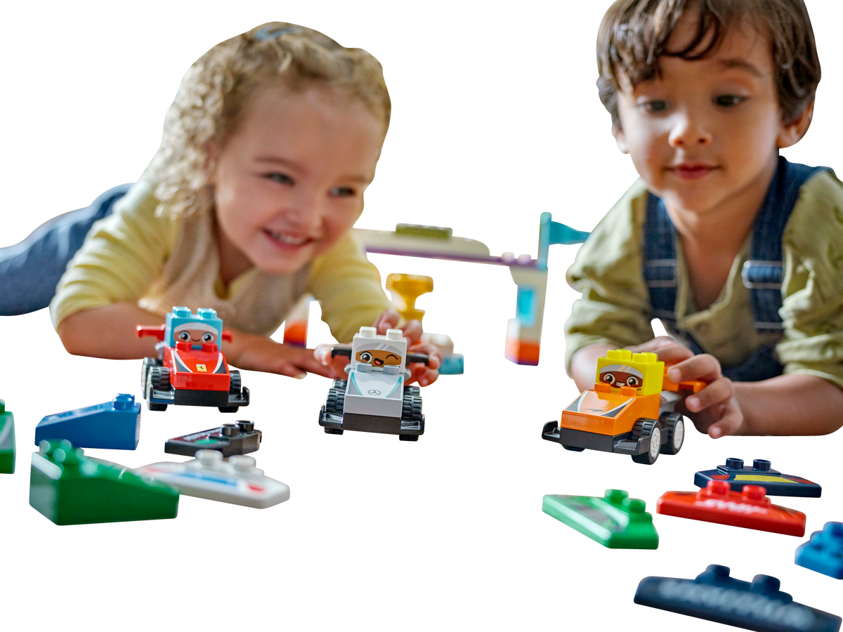 LEGO DUPLO 10445 F1 komandų lenktyniniai automobiliai ir vairuotojai