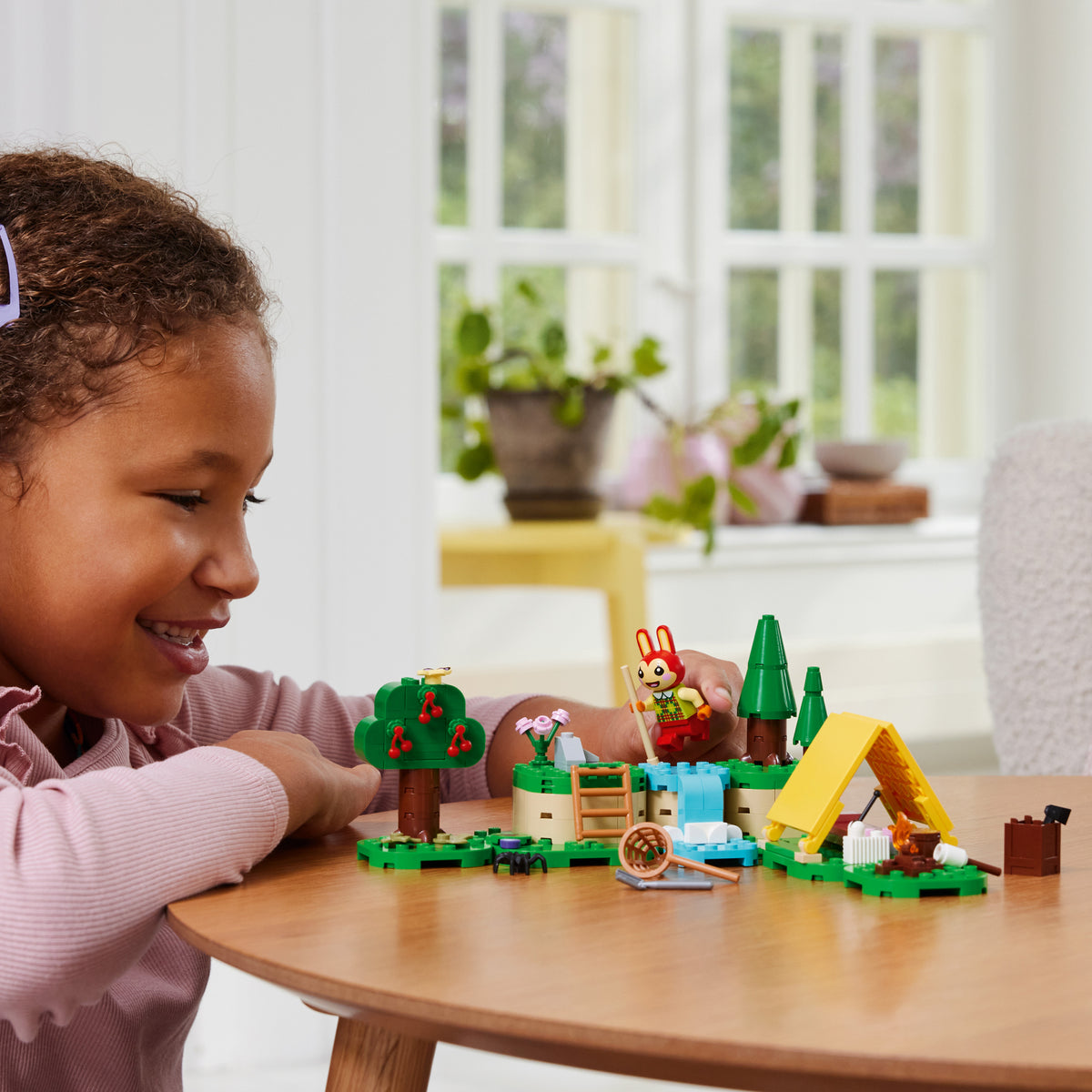LEGO Animal Crossing 77047 Bunnie pramogos lauke