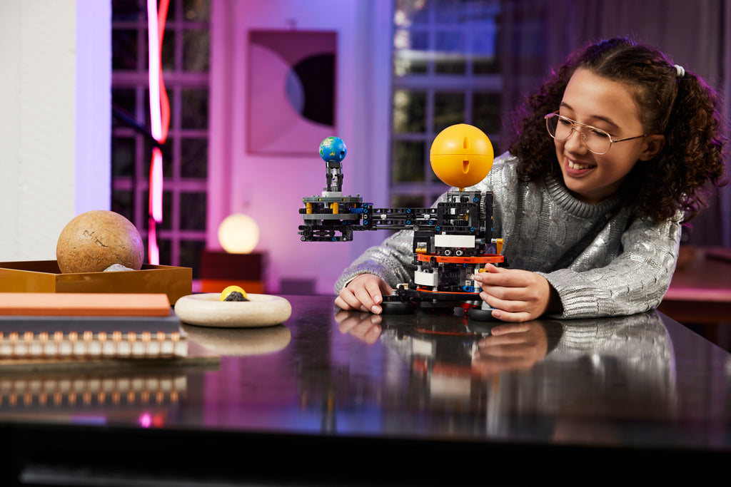 LEGO Technic 42179 Planeta Žemė ir Mėnulis orbitoje