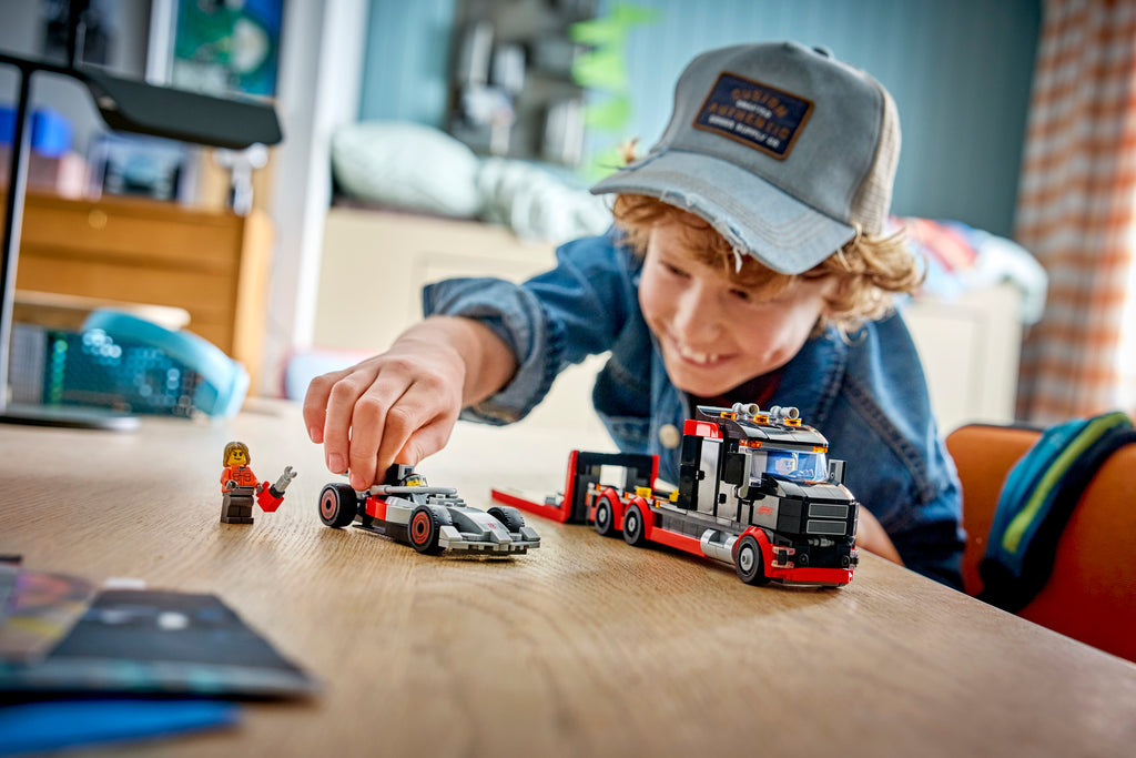 LEGO City 60493 F1 ekspozicinis sunkvežimis su Audi F1 bolidu