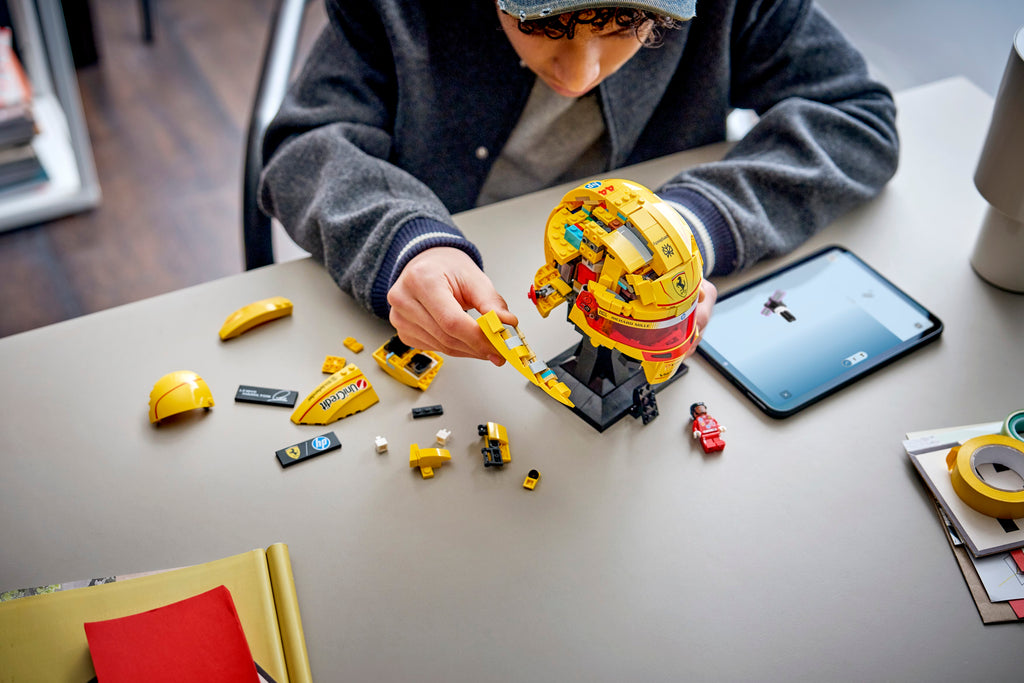 LEGO Editions 43022 Scuderia Ferrari HP Lewis Hamilton šalmas