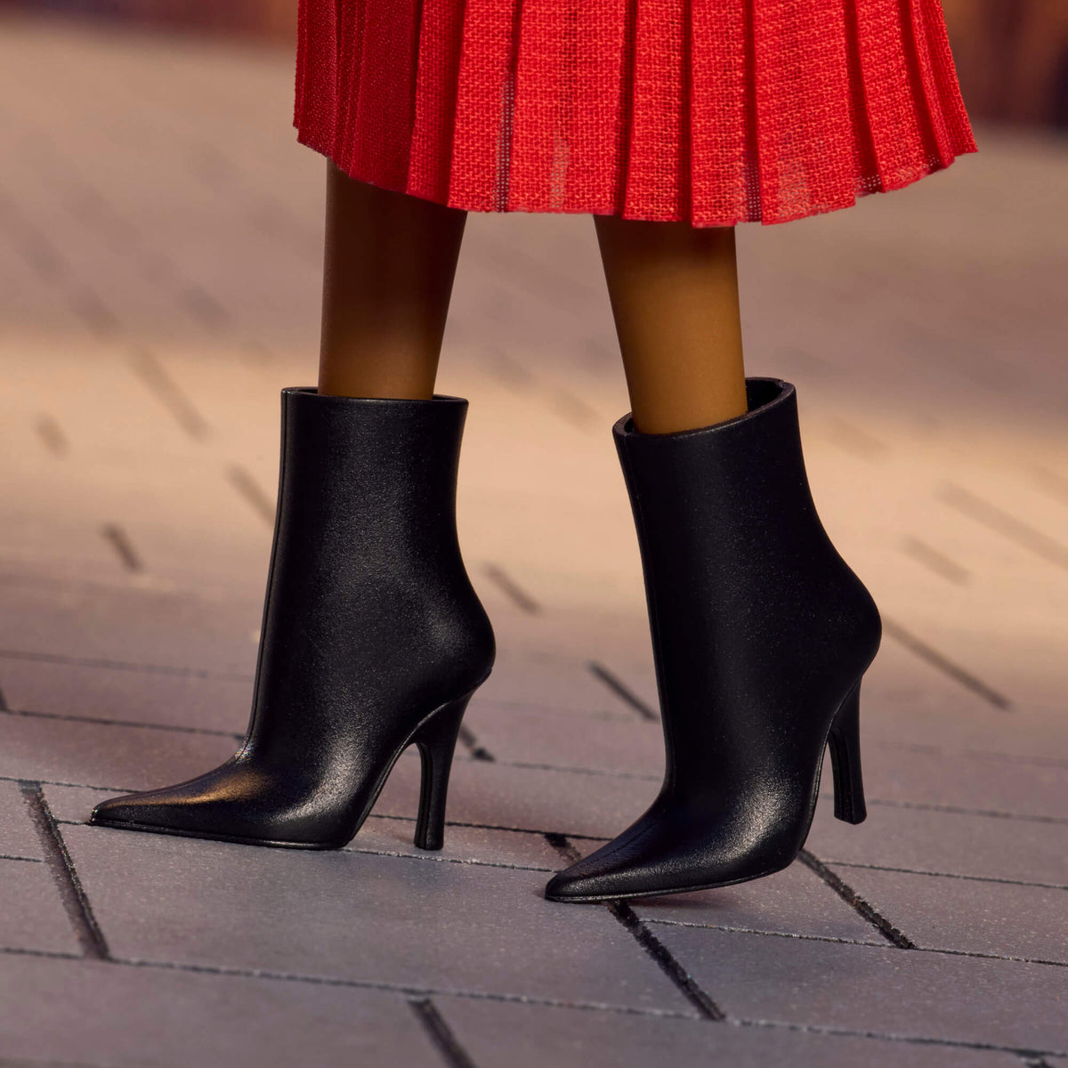 BARBIE FASHION WEEK MILAN kolekcinė lėlė (JJX31)