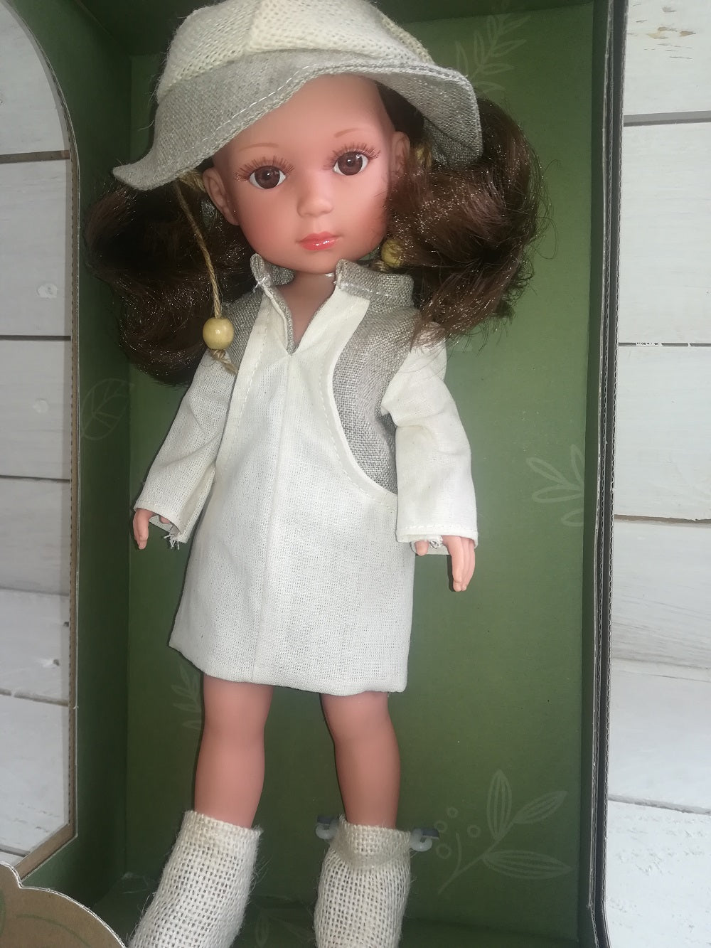 Lėlytė Carole su lininiais rūbeliais, 36 cm