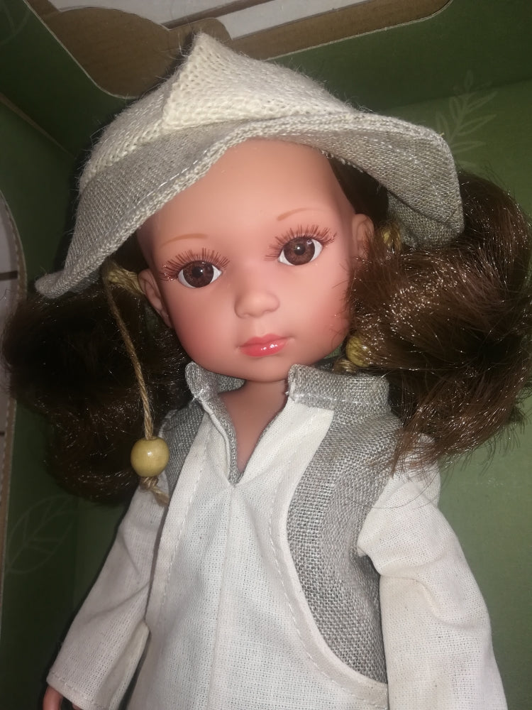 Lėlytė Carole su lininiais rūbeliais, 36 cm